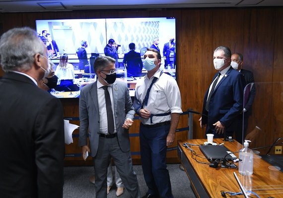 Miliciano considera vagabundo quem o enfrenta, diz Renan sobre discussão com Flavio Bolsonaro