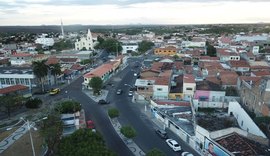 Homem agride filho, pega picareta e tenta atingir policiais em Delmiro Gouveia