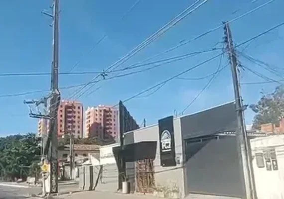 Queda de postes provoca lentidão e alerta motoristas em Mangabeiras