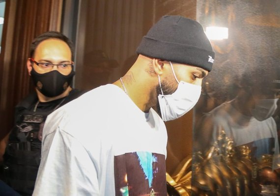 Gabigol e MC Gui são flagrados em festa clandestina com mais de 200 pessoas