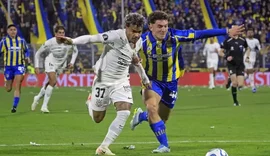 Com um a menos, Corinthians empata com Rosario e decide vaga em casa