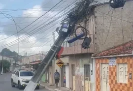 Caminhão derruba poste e deixa moradores sem energia em Arapiraca