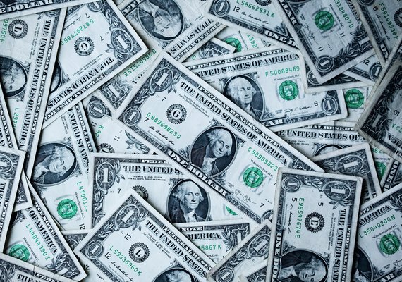 Dólar sobe para R$ 5,56 pressionado pelo mercado internacional