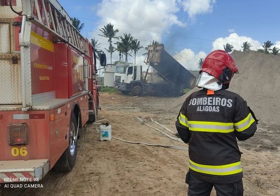 Caminhão colide em poste da rede elétrica e provoca incêndio