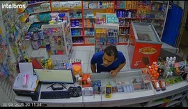 Vídeo: Homem assalta farmácia e ameaça funcionária no Benedito Bentes, em Maceió