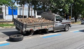 Pneu desprende de caminhonete carregada de entulho na Av. Fernandes Lima