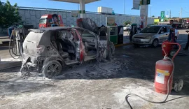 Carro explode e deixa 3 feridos ao abastecer em posto de gasolina; veja o vídeo