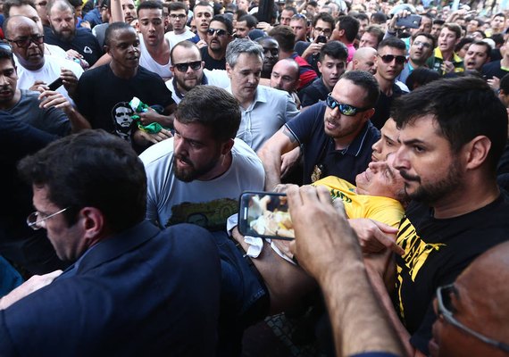 Bolsonaro é esfaqueado durante campanha em Minas Gerais