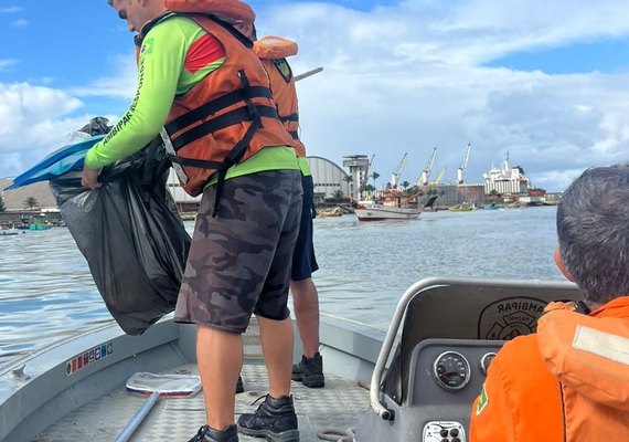 Mutirão retira 250 kg de resíduos da praia de Pajuçara