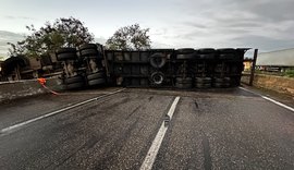 Capotamento de carreta deixa cinco feridos e bloqueia trecho da BR-101 em AL