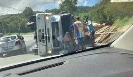 Caminhão tomba na BR-136 e interdita parte da rodovia, em Alagoas