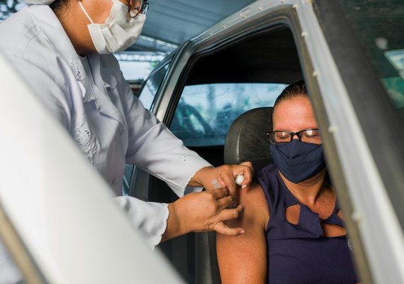 Maceió retoma vacinação para pessoas com 37 anos neste domingo