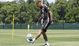 Neymar completa um mês de molho e corre contra o tempo para estrear na Copa