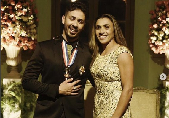 Vários famosos acompanharam Carlinhos Maia recebendo comenda