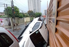 Vídeo: carro é 'engolido' por cratera perto de uma obra na Jatiúca