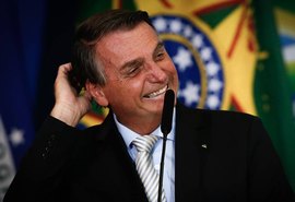 Presidente ironiza e afirma que 'com toda certeza' a Petrobras vai reduzir os preço dos combustíveis