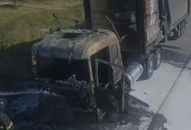 Caminhão com carga de papelão é atingido por incêndio em Marechal Deodoro