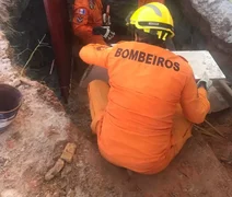 Duas mulheres são resgatadas de fossa de 6 metros no bairro do Santos Dumont