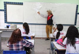 Professor usa criatividade para dinamizar aulas de História