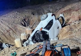 Carro despenca em buraco de obra e deixa uma pessoa morta em Marechal Deodoro