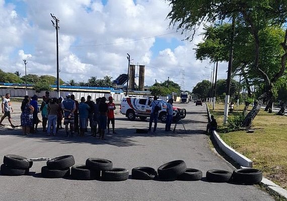 Moradores do Vergel bloqueiam Av. Senador Rui Palmeira em manifestação