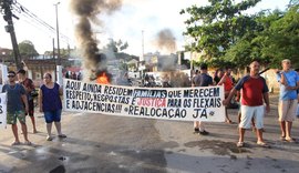 Moradores dos Flexais bloqueiam via em protesto reivindicando realocação
