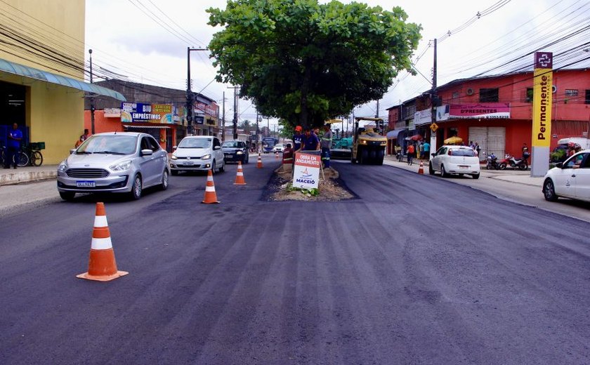 Acesso à Rota do Mar: Avenida Benedito Bentes recebe 120 toneladas de asfalto