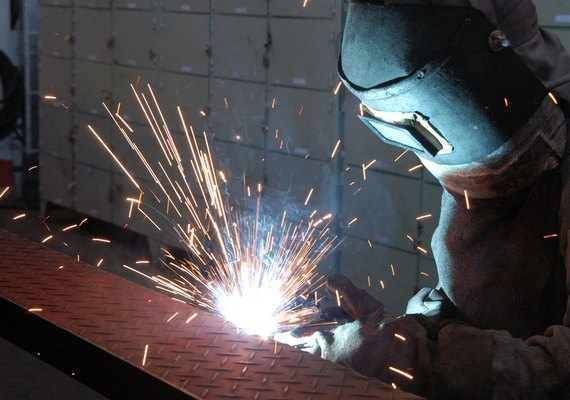 Inflação na porta de fábrica recua 4,53% em 2025, segundo IBGE