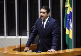 Comissão rejeitou PL que pune, com detenção de 1 a 3 anos e multa, a exibição ostensiva de armas de fogo nas redes sociais