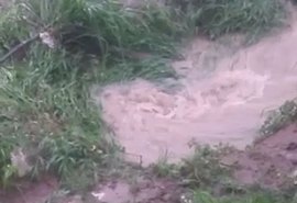 Menina desaparece após ser puxada para dentro de bueiro em Maceió; veja o vídeo