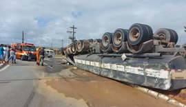 Carretas capotam em acidentes no Benedito Bentes, em Maceió