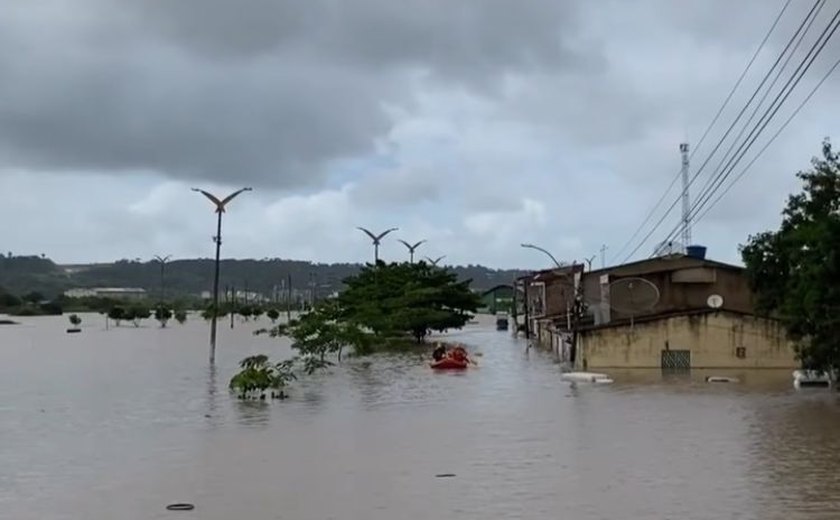Famílias relatam sofrimento com chuvas no interior de AL: 'Água até o pescoço'