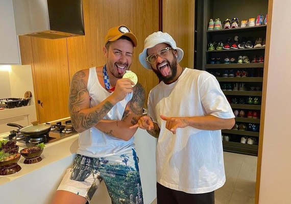 Campeão olímpico, Ítalo Ferreira visita Carlinhos Maia e surfa em Maceió