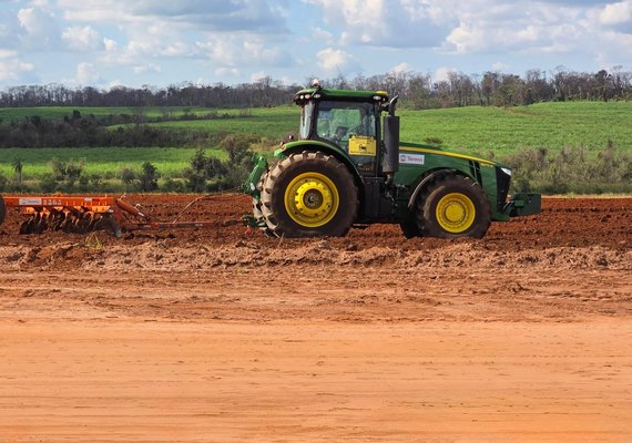Teste com tratores autônomos gera ganhos como redução de consumo de diesel