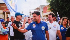 Rodrigo Cunha recebe reconhecimento de trabalho durante visita ao Mercado Público de Arapiraca