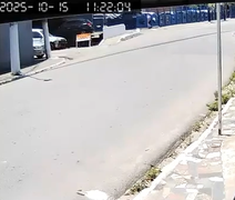 Câmeras flagram tentativa de roubo contra estudantes no Poço, em Maceió