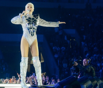 'Último voo da virilha': Xuxa ironiza críticas ao figurino em show