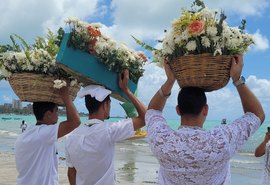 Fiéis lotam praias de Maceió em reverência a Iemanjá