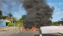 Moradores fecham trecho da AL-220 e reivindicam indenizações não pagas após duplicação