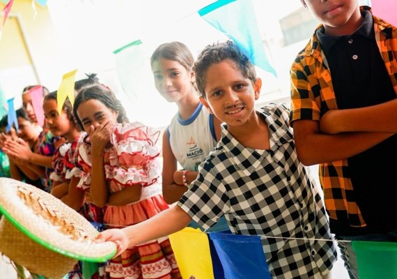 Escolas municipais encerram semestre com festejos juninos