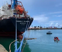 Navio com bandeira estrangeira atraca repentinamente em Maceió e PF faz buscas na embarcação