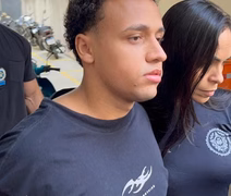 Réu de estupro coletivo no RJ se entrega usando camisa polêmica