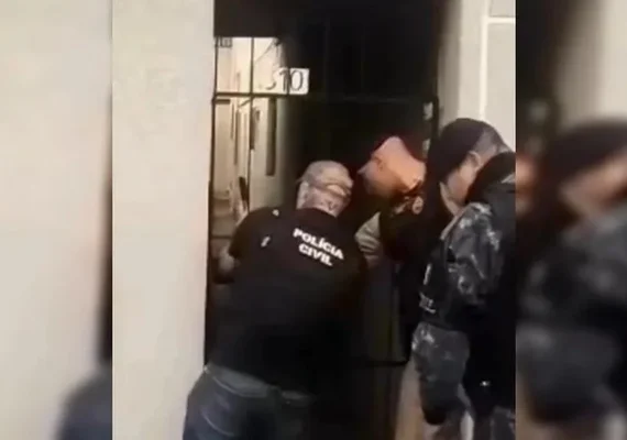Homem é preso por se masturbar na janela após denúncias de vizinhas