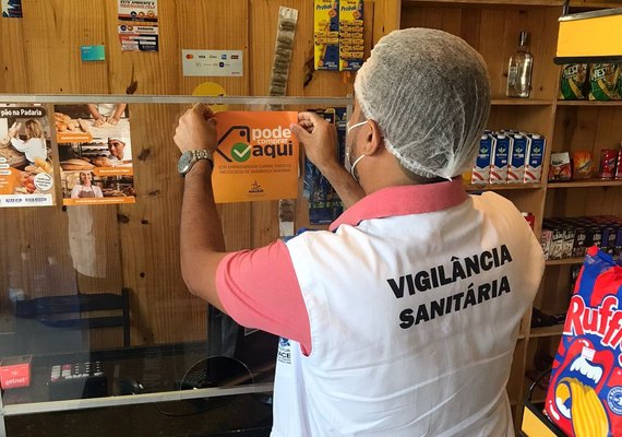 Selos 'Pode comprar aqui' são entregues aos estabelecimentos em Maceió