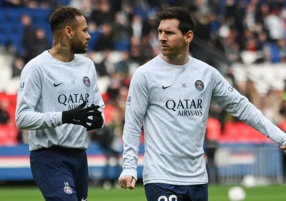 Torcida do PSG pede saída de Neymar e Messi durante protesto