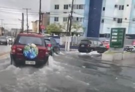 Ruas ficam alagadas após chuvas no bairro do Poço, em Maceió; veja vídeo