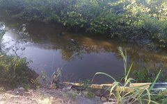 Veículo ficou submerso após sair da estada, capotar e cair no rio às margens da estada