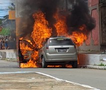 VÍDEO: carro pega fogo e assusta populares no Tabuleiro