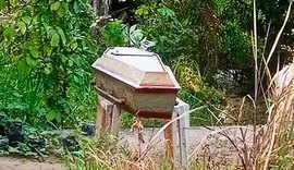 Caixão é encontrado em meio a vegetação e intriga moradores