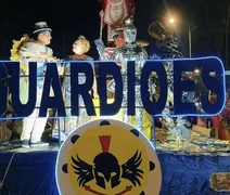 Desfiles de escolas de samba reúnem multidão na orla de Maceió